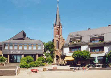 Marktplatz mit Rathaus und Kath. Kirche in Rheinböllen